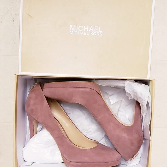 9.5 Like new locked heels suede pumps by MICHAEL Michael Kors - Picture 9 of 10